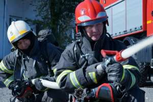 Астаналық құтқарушылар өрттен екі баланы құтқарды (ВИДЕО)