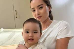 «Қыздарым»: Баян Алагөзова желіге қыздарының суретін салып, оқырманын тәнті етті