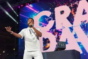 Әлемге әйгілі әнші елордаға деген сүйіспеншілігін білдірді