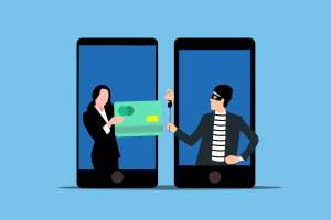 Астанада әйел адам бейтаныс кісіге телефонын беремін деп 100 мың теңгесінен айырылды