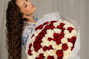 «Арыңыз қалай жібереді»: Жұлдыз Әбдікәрімова қысқа кием деп сынға қалды