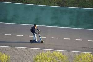 Елімізде электросамокаттардың тротуармен жүруіне тыйым салу ұсынылып отыр