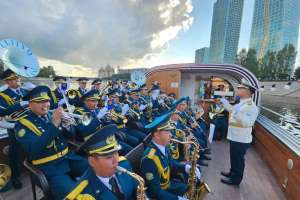 Ұландықтар Есіл өзенінде ерекше концерт қойды