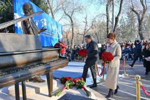 Алматыда Ермек Серкебаевқа арналған  ескерткіш ашылды