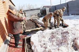 Ұландықтар еңбек ардагерлерінің ауласын тазалады