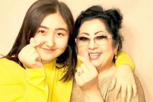 Мақпал Жүнісованың қызы Мерей анасына ән арнады