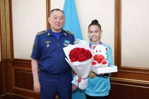 Қорғаныс министрі офицердің қызын спорттық гимнастикадағы тарихи жеңісімен құттықтады