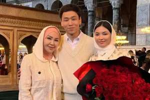 «Алла сауаптан жазсын»: Айнұр Тұрсынбаеваның ұлы мен қызы ауызашар берді