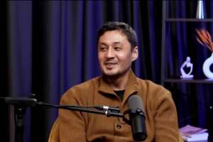 «Ыдысты ысқырып жүріп жуа беремін»: Актер үй жұмысын істеуден ұялмайтынын айтты