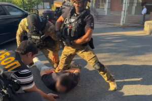 «Күн сайын 2 мыңға дейін қоңырау шалған»: Алматыда кибералаяқтар ұсталды (ВИДЕО)