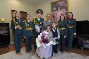 Әскери қызметшілер Бибігүл Төлегенованы Жеңістің 80 жылдығымен құттықтады