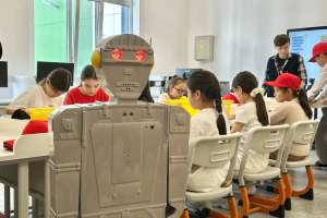 Темірбек есімді робот Астанадағы мектеп лагеріне келді