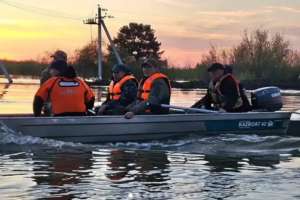 «Жыл сайын су басады»: СҚО әкімі тасқын астында қалған ауылды қайықпен аралап, дронға түсірді