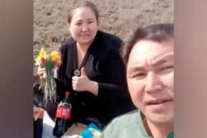 Ақтөбеде қызғалдақпен фотоға түскен ауыл әкімінің әрекеті тексеріліп жатыр