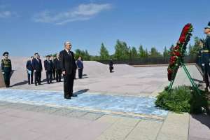 Президент саяси қуғын-сүргін және ашаршылық құрбандарын еске алды