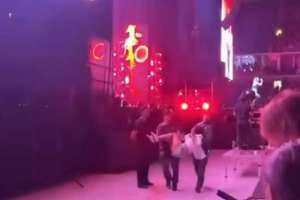 Джей Лоның концерті: Жанжал шығарған әйел полицейдің жары болып шықты