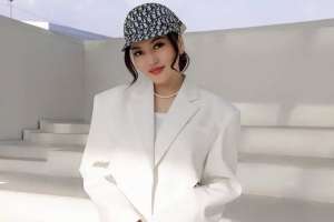 Ерке Есмахан АҚШ-тағы тыңдармандарынан кешірім сұрады