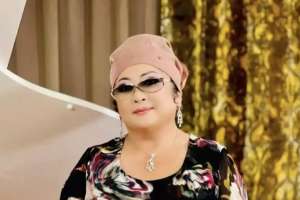 Мақпал Жүнісова желіде анасына әсерлі жазба арнады