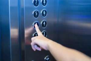 Eлордалық тұрғын лифтте қалып қойды