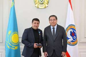 Алматы әкімі әуежай қызметкерін құтқарған азаматты марапаттады