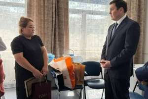 Төрт бөлмелі пәтер: автобус апатында аяғынан айырылған қыздың отбасына қандай көмек көрсетіледі