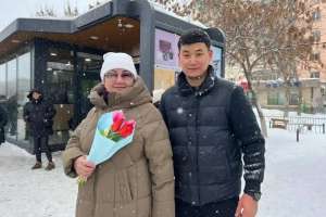 Елордалықтарға 8 наурыз мерекесі қарсаңында гүл шоқтары таратылды