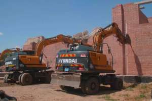 Елордада заңсыз салынған тұрғын үй кешені бұзылып жатыр