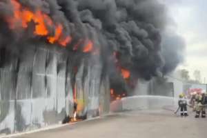 Алматыда қойма өртеніп жатыр (ВИДЕО)