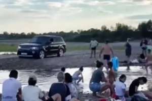 Жағажайда көлікпен «шоу» жасаған жүргізуші жауапқа тартылды (ВИДЕО)