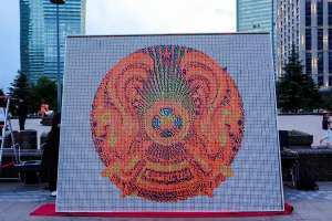 Астанада 3 мың Рубик кубигінен Елтаңба бейнесі құрастырылды