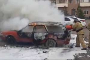 Елордалық өрт сөндірушілер жанып жатқан көлікті сөндірді (ВИДЕО)