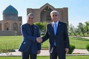 Тоқаев пен Бердімұхамедов Қожа Ахмет Ясауи кесенесіне зиярат етті