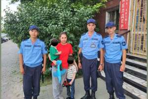 Әскери қызметшілер жоғалған баланы тауып, анасына табыстады