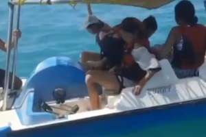 Алакөлде адамдар отырған катамаран сынып қалды (ВИДЕО)