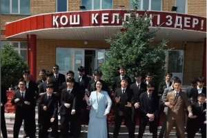 Астаналық мектеп директоры оқушылармен инстаграмда тренд түсіріп, желідегілерді сүйсінтті