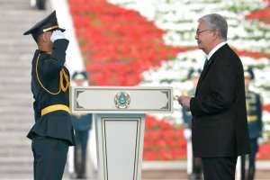 Президент үздік түлектерге офицерлік шен тапсырды