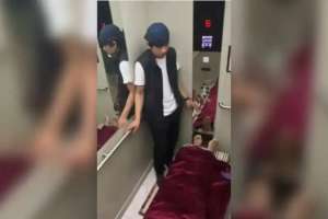 «Қолында балта, жанында «мәйіт»: лифтіде пранк жасаған блогерлер қамалды