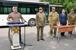 Әнші Ибрагим Ескендір мен алып күш иесі Тимур Спатаев әскери форма киді