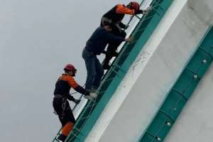 Астанада көпірдің аркасына шығып кеткен адам құтқарылды