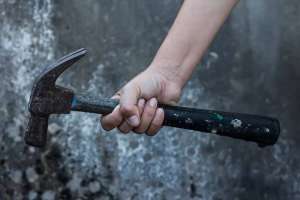 Шымкентте халық емшісі науқасты балғамен ұрып емдеген