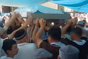 103 жасқа толып өмірден өткен қарт кісінің жаназасында ақша шашты