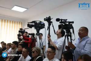 «Күліп бара жатыр»: айыпталушылардың туыстары желіде видео тарап, жұрт сынап жатқанын айтты