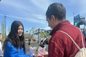 Елордалық  еріктілер қала тұрғындары мен қонақтарына  бауырсақ таратты