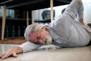 Теміртауда қарияны соққыға жыққан балалар екі айға қамауға алынды