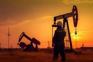 «Пара алған»: Шенеунік Қытай азаматтарына Маңғыстау мұнай компанияларында заңсыз жұмыс істеуге рұқсат берген