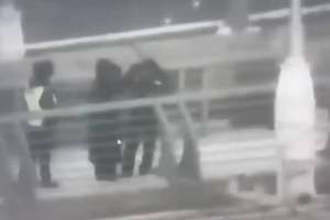 Елордалық полицейлер көпірден секірмек болған қызды құтқарып қалды