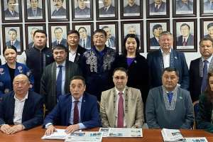 Мәслихат депутаттары «Егемен Қазақстан» және «Казахстанская правда» газеттерінің ұжымымен кездесті