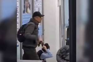 «Автобус жолаушысын ұрған»: Алматы әуежайында қызметкерді кепілге алған ер адам бұрын істі болған