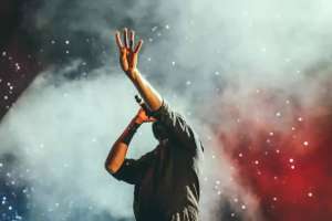 Әнші-әртістерге тықыр таянды