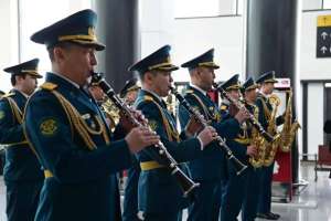 Әскери оркестр елорда әуежайында шетелдіктерді Наурыз мейрамымен құттықтады